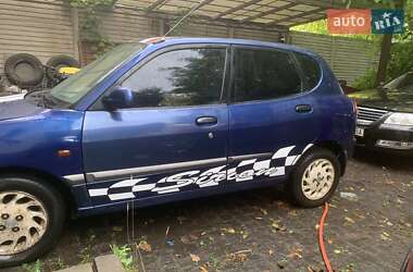 Хэтчбек Daihatsu Sirion 1998 в 