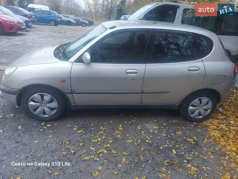 Хэтчбек Daihatsu Sirion 2000 в 