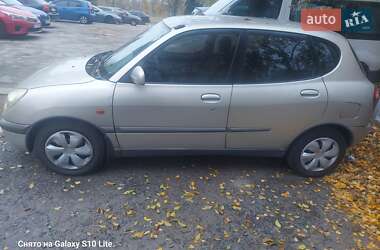 Хэтчбек Daihatsu Sirion 2000 в 