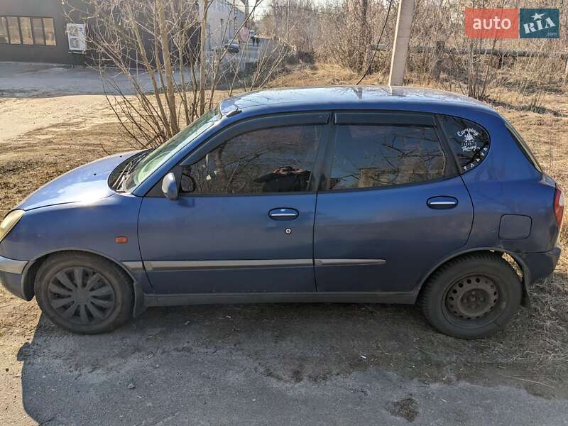 Daihatsu Sirion 2000