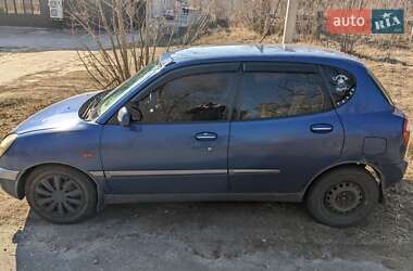 Хэтчбек Daihatsu Sirion 2000 в 