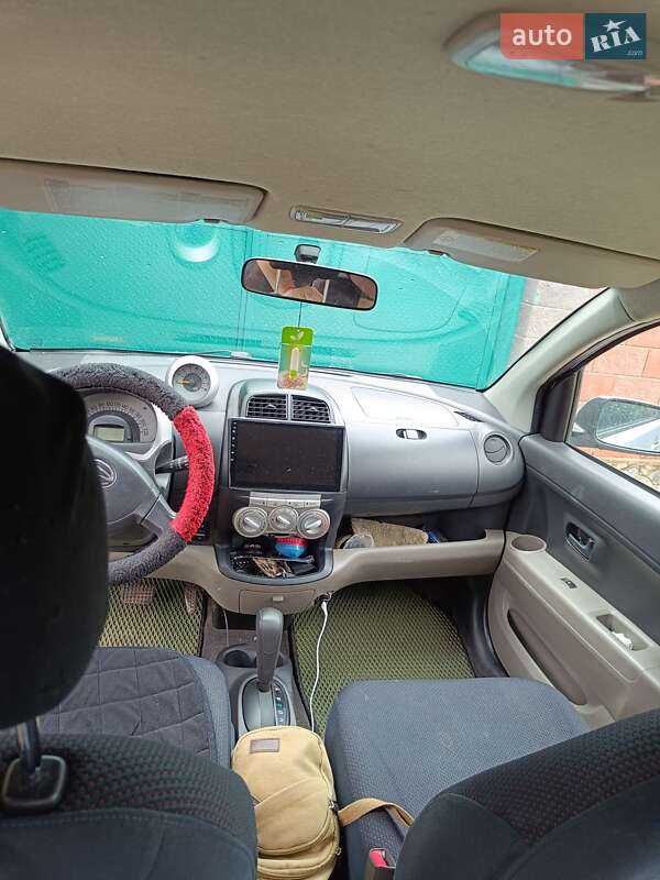 Хетчбек Daihatsu Sirion 2005 в Чугуєві