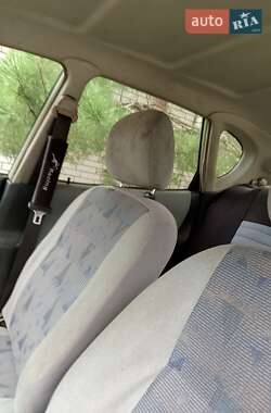 Хэтчбек Daihatsu Sirion 2000 в 