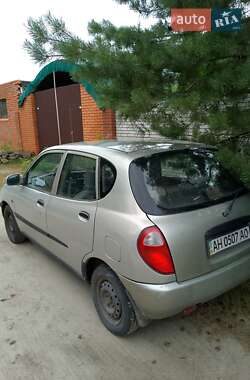 Хэтчбек Daihatsu Sirion 2000 в 
