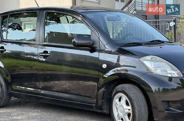 Хэтчбек Daihatsu Sirion 2007 в 