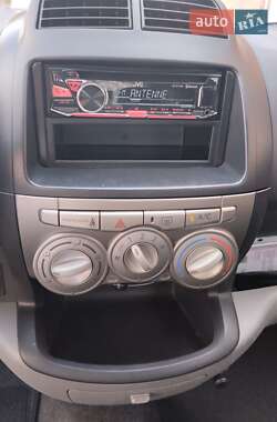 Хэтчбек Daihatsu Sirion 2010 в 