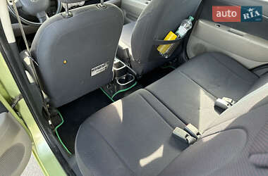 Хэтчбек Daihatsu Sirion 2005 в 