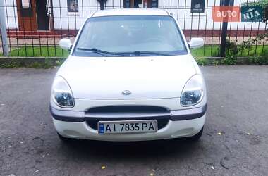 Хэтчбек Daihatsu Sirion 2001 в 