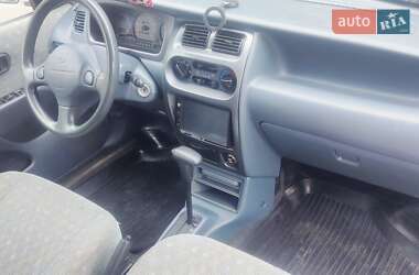Хэтчбек Daihatsu Sirion 2001 в 