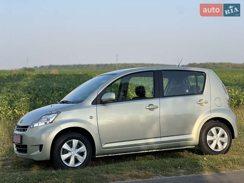 Хэтчбек Daihatsu Sirion 2007 в 