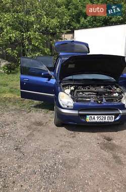 Хэтчбек Daihatsu Sirion 2001 в 