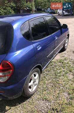 Хэтчбек Daihatsu Sirion 2001 в 