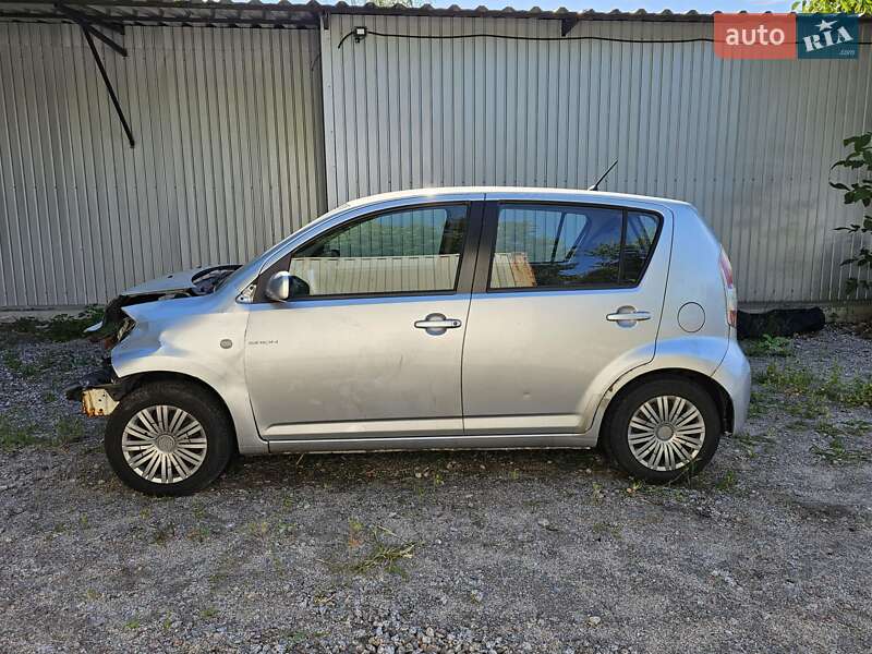 Хэтчбек Daihatsu Sirion 2006 в 