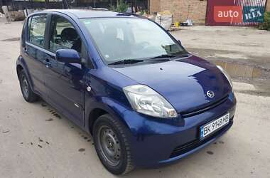 Хэтчбек Daihatsu Sirion 2005 в 