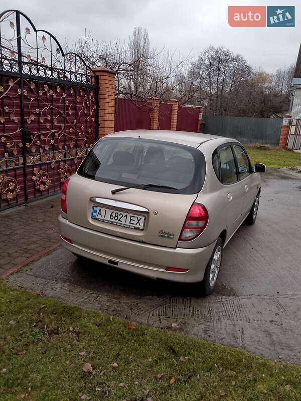 Хэтчбек Daihatsu Sirion 2003 в Киеве