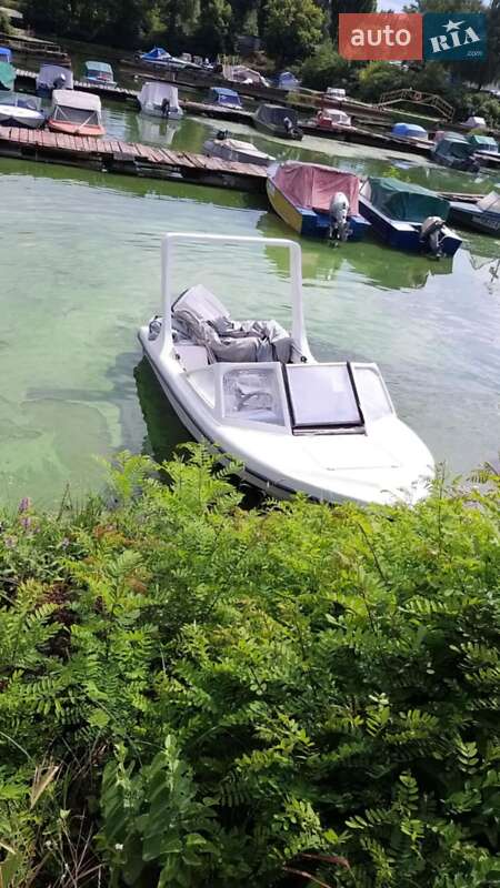 Човен Дельта Дельта 1980 в Кременчуці