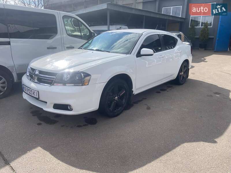 Седан Dodge Avenger 2013 в Львове