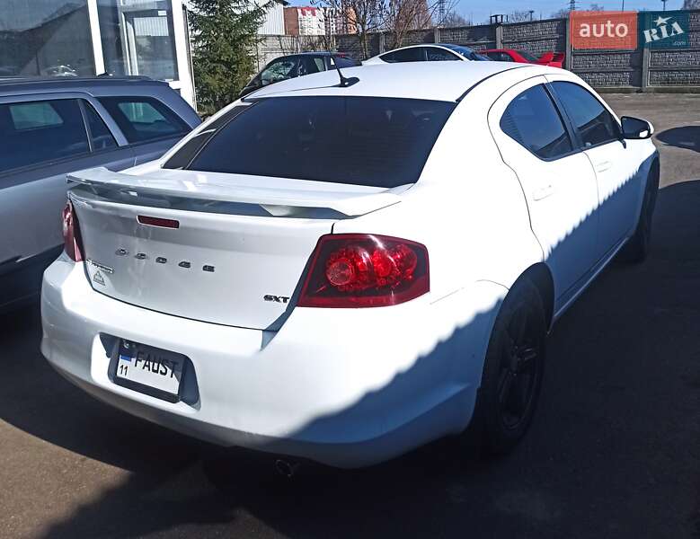 Седан Dodge Avenger 2013 в Львове