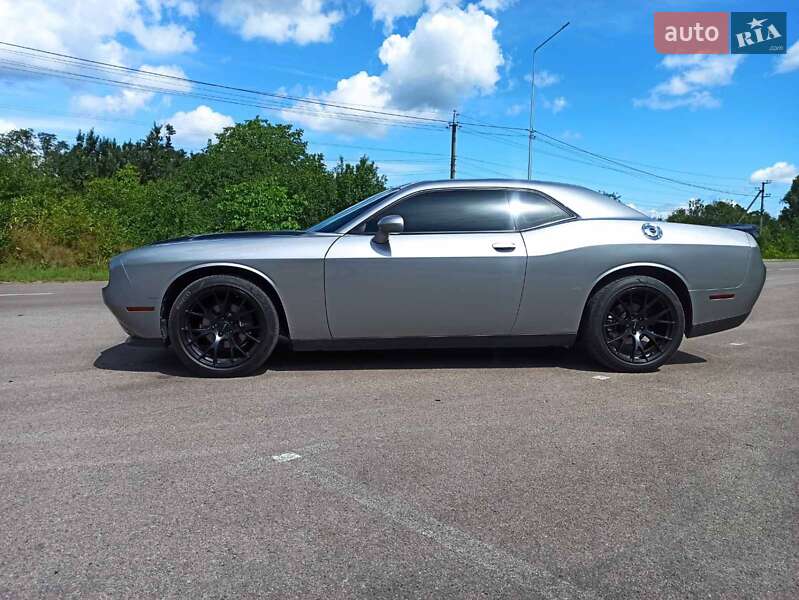 Купе Dodge Challenger 2016 в Вишгороді