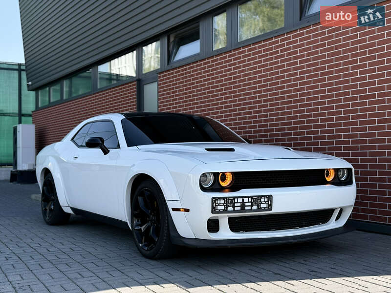 Купе Dodge Challenger 2018 в Львові