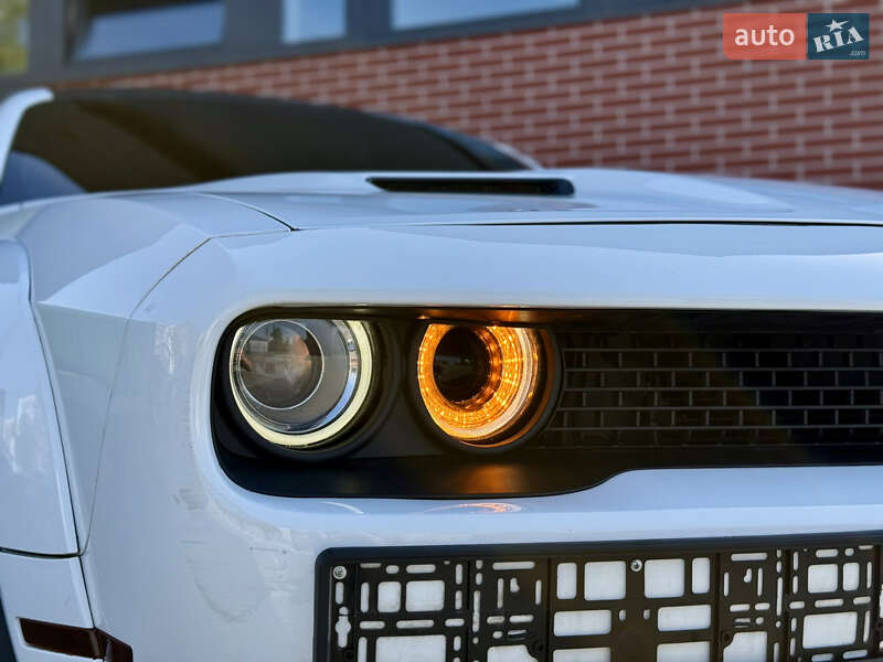 Купе Dodge Challenger 2018 в Львові