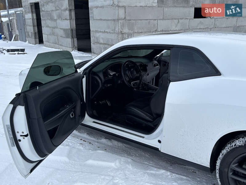 Купе Dodge Challenger 2019 в Буче