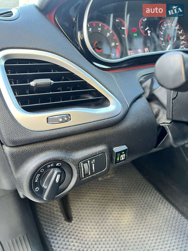 Седан Dodge Dart 2016 в Вишневом фото 16 Седан Dodge Dart 2016 в Вишневом