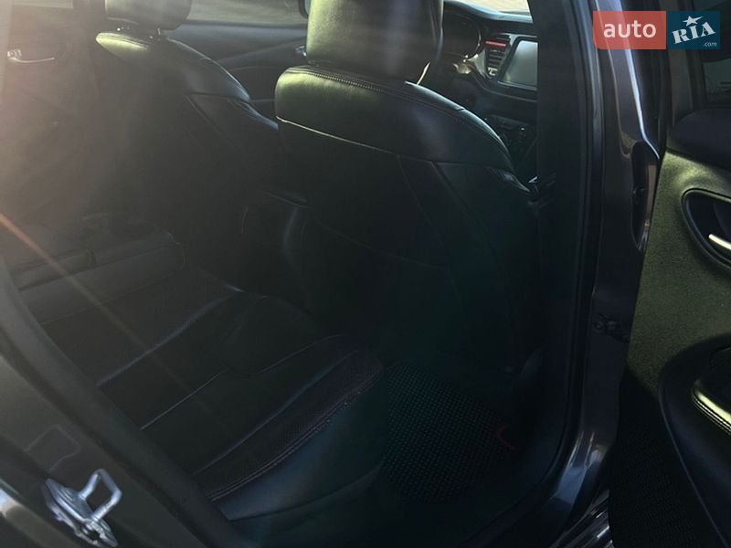 Седан Dodge Dart 2015 в Краснограді