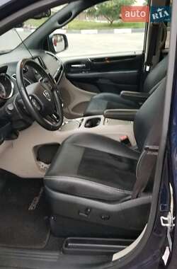 Минивэн Dodge Grand Caravan 2017 в 
