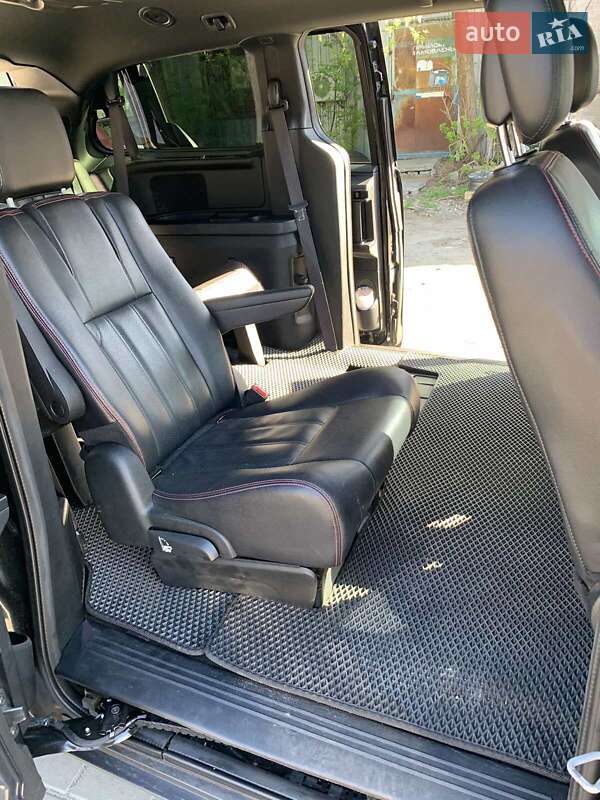 Минивэн Dodge Grand Caravan 2016 в Вишневом фото 19 Минивэн Dodge Grand Caravan 2016 в Вишневом