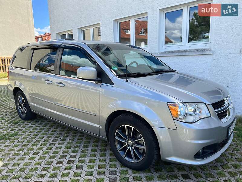 Мінівен Dodge Grand Caravan 2017 в Ужгороді