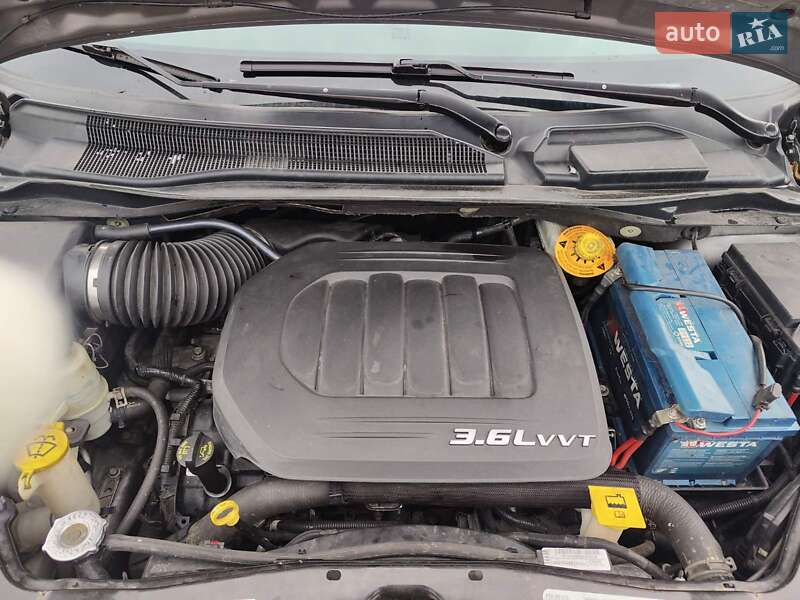 Минивэн Dodge Grand Caravan 2016 в Вышгороде