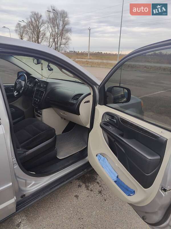 Минивэн Dodge Grand Caravan 2016 в Вышгороде