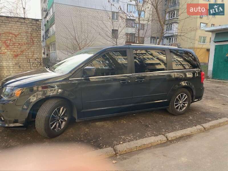 Минивэн Dodge Grand Caravan 2017 в Киеве