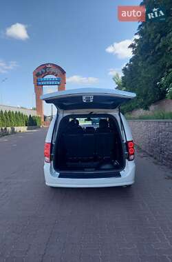 Мінівен Dodge Grand Caravan 2017 в 