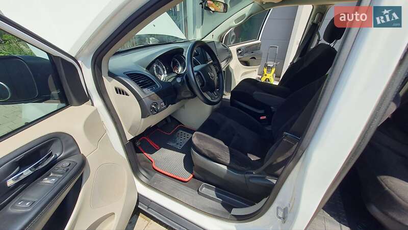 Минивэн Dodge Grand Caravan 2013 в Львове
