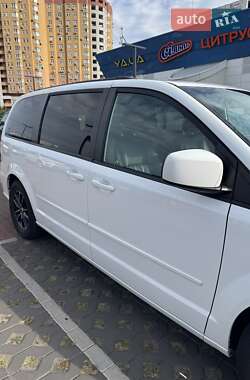 Минивэн Dodge Grand Caravan 2017 в 