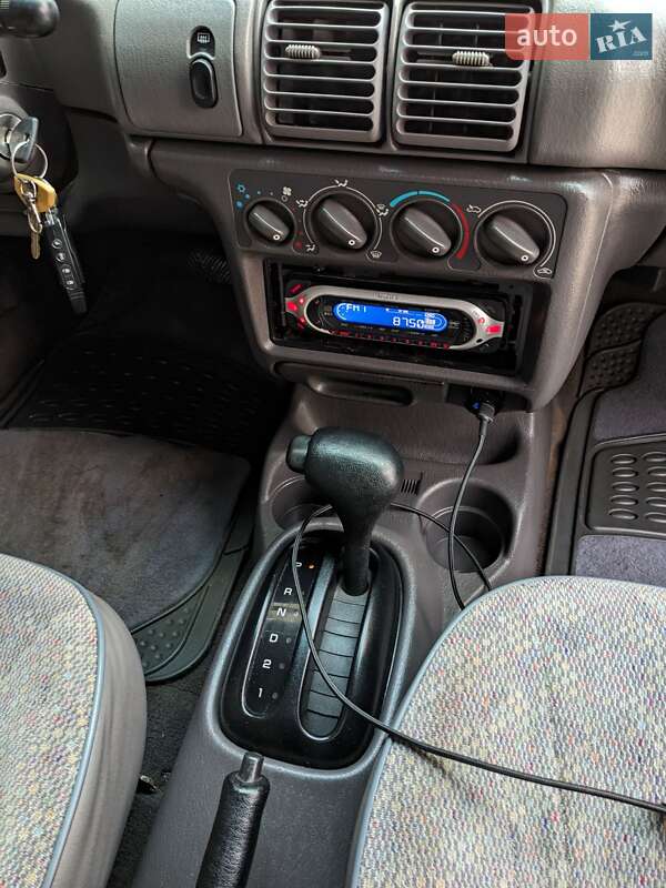 Седан Dodge Neon 1995 в Бучачі