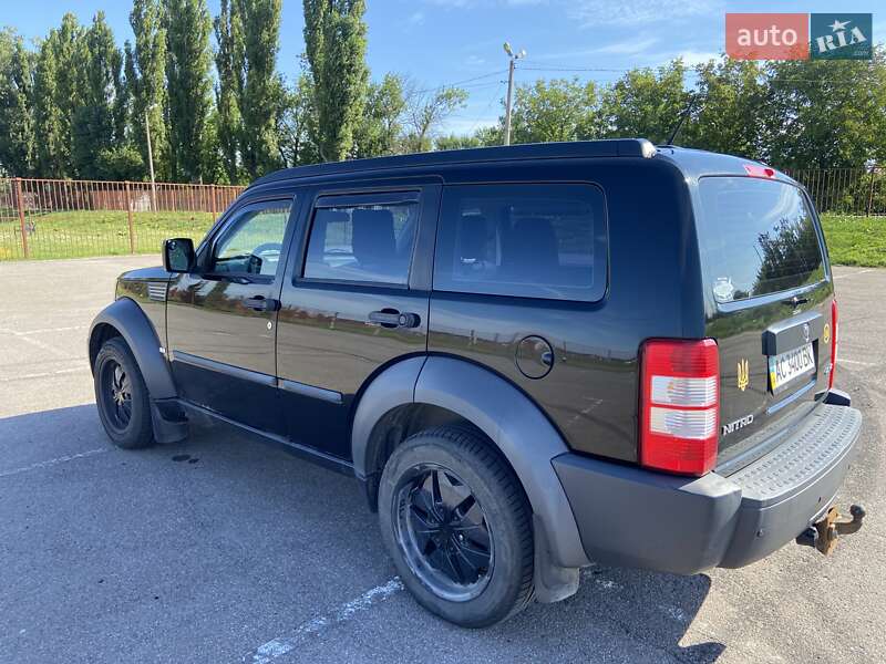 Внедорожник / Кроссовер Dodge Nitro 2007 в Луцке