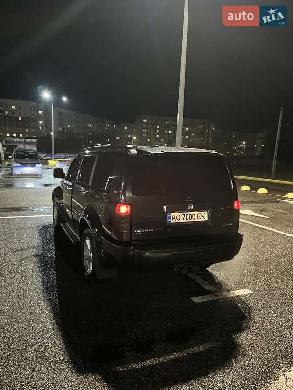 Внедорожник / Кроссовер Dodge Nitro 2008 в Черновцах