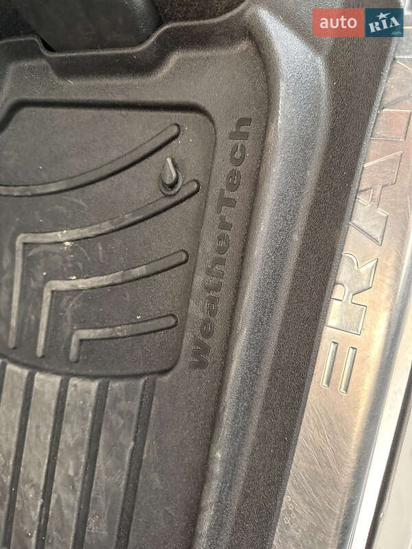 Пікап Dodge RAM 1500 2015 в Чернівцях