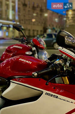 Спортбайк Ducati 1199 Panigale 2012 в 