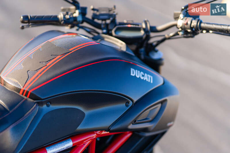 Мотоцикл Спорт-туризм Ducati Diavel 1200 Carbon 2014 в Львове