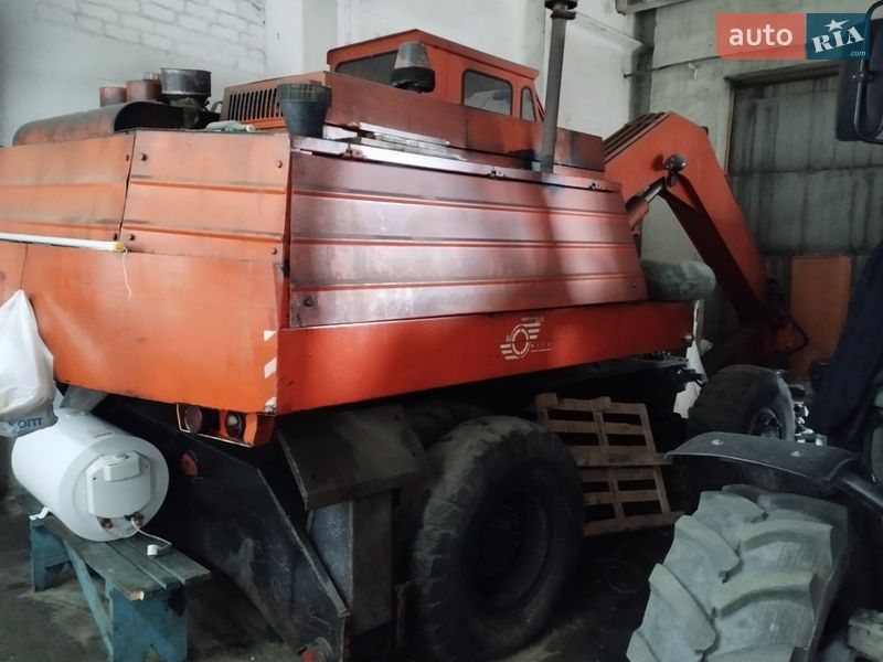 Экскаватор погрузчик ЭО 3323 1994 в Кременчуге