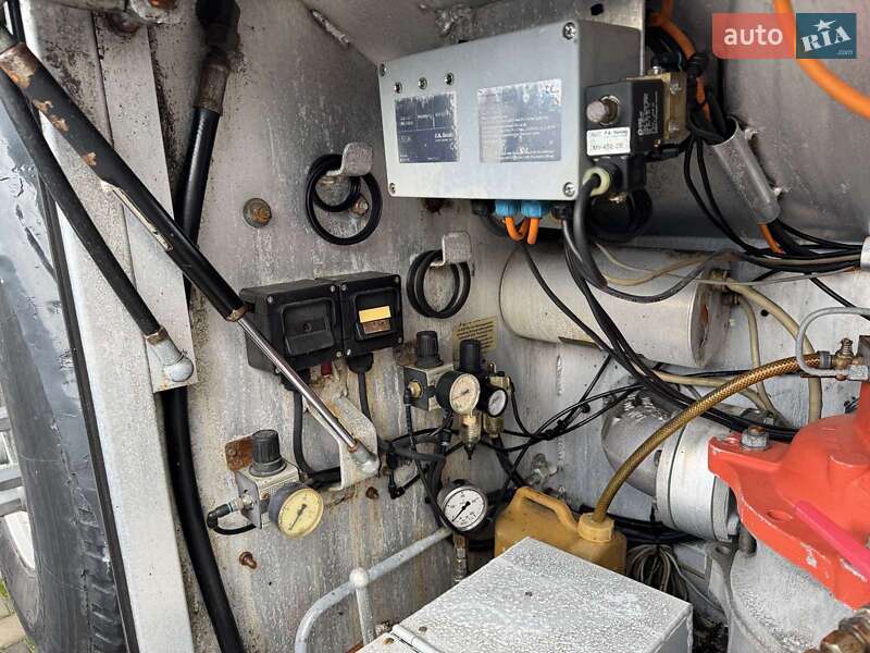 Цистерна напівпричіп Esterer  DHE0189T 2001 в Черкасах