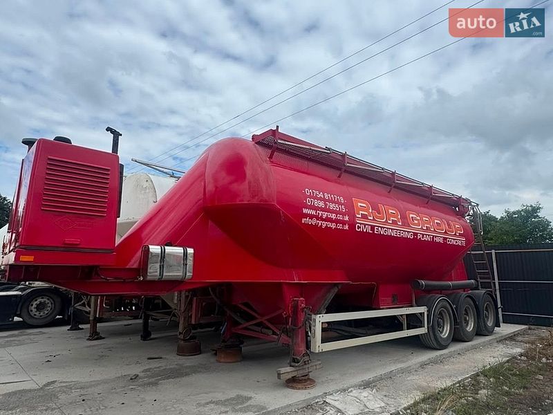 Цистерна Feldbinder EUT 2008 в Бучаче