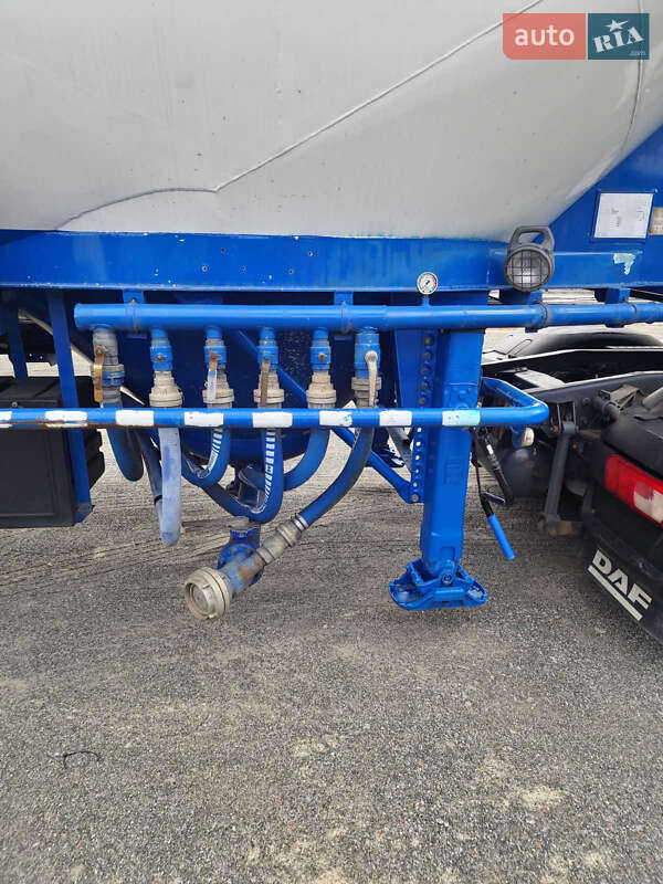 Цистерна Feldbinder FFB 2002 в Вышгороде