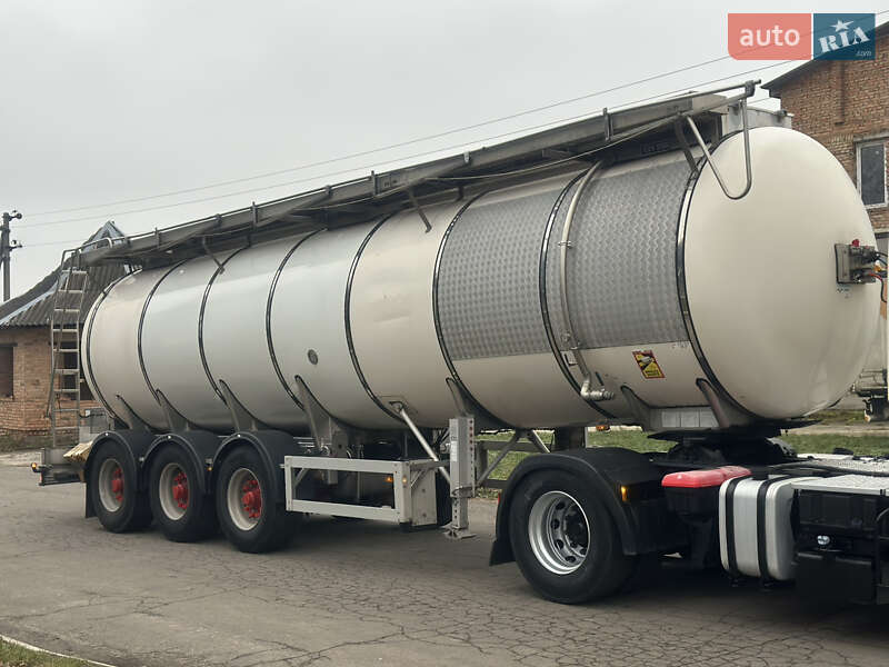 Цистерна напівпричіп Feldbinder TSA 2004 в Дубні