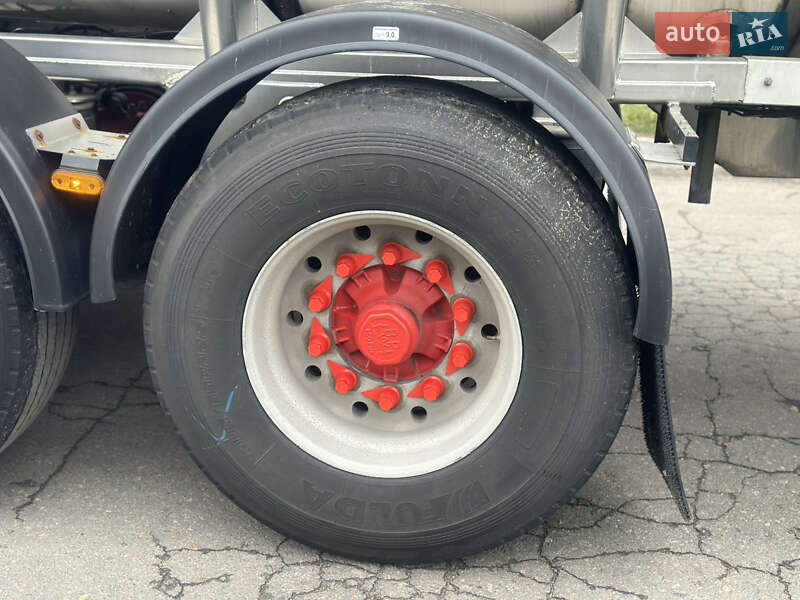 Цистерна напівпричіп Feldbinder TSA 2004 в Дубні