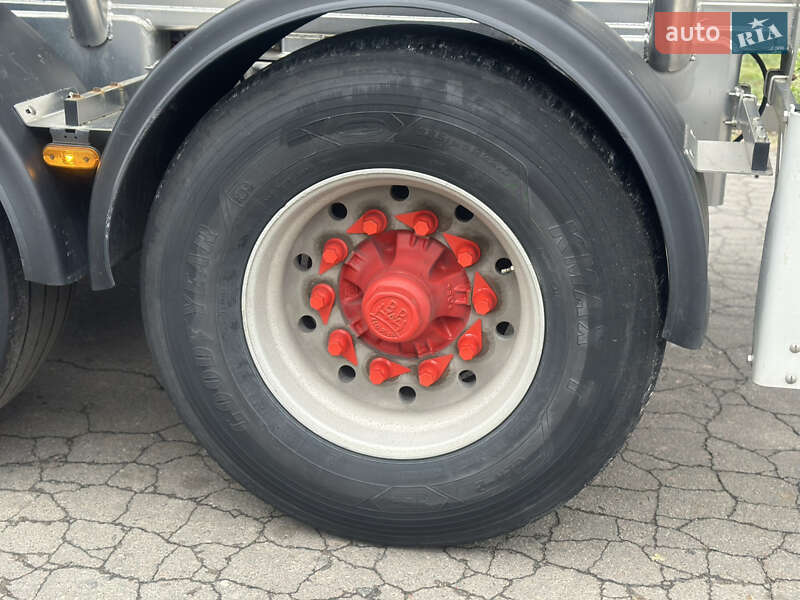 Цистерна напівпричіп Feldbinder TSA 2004 в Дубні